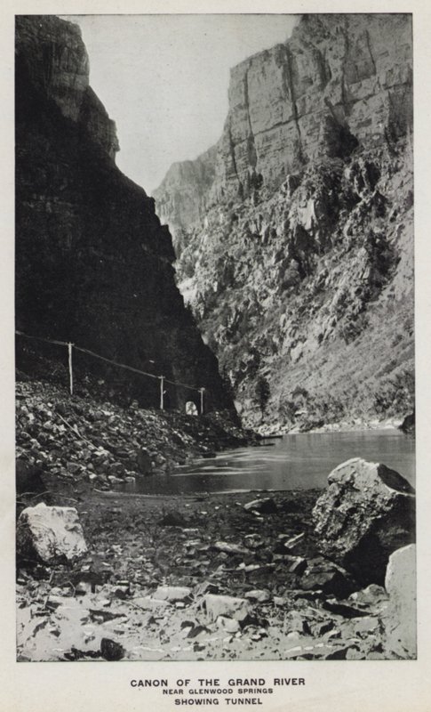 Canyons of Colorado: Canon of the Grand River, poblíž Glenwood Springs, ukazuje tunel (černobílá fotografie) od William Henry Jackson