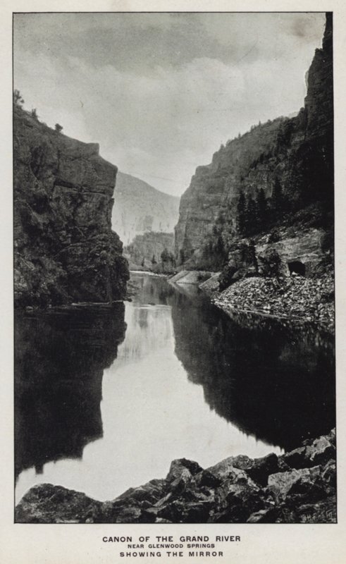 Canyons of Colorado: Canon of the Grand River, poblíž Glenwood Springs, ukazující zrcadlo (černobílá fotografie) od William Henry Jackson