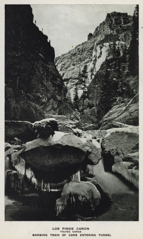 Kaňony Colorada: Los Pinos Canon, Toltécká soutěska, ukazuje vlak vjíždějící do tunelu (černobílá fotografie) od William Henry Jackson