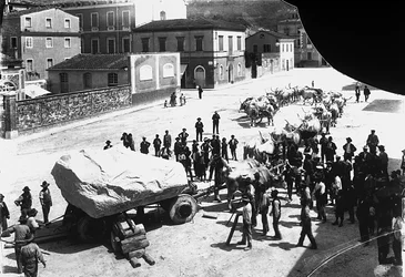 Carrara: četní voli táhnou vůz naložený obrovským blokem mramoru pocházejícího z apuánských lomů (černobílá fotografie)