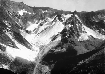 Mramorové lomy v Apuánských Alpách v Toskánsku (černobílá fotografie)