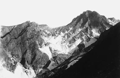 Mramorový lom Fantiscritti v Apuánských Alpách v Toskánsku, pohled z Belgie (č/b foto)