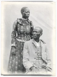 Khama a jeho manželka, kolem roku 1910 (platinový tisk)