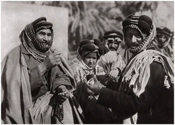 Šejk užívající si slavnou arabskou kávu, Irák, 1925