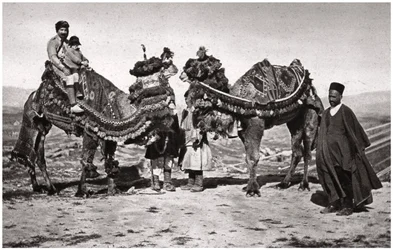Poutníci se svými velbloudy na cestě do Karbaly, Irák, 1925