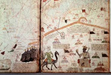 Gibraltarský průliv a severní Afrika označené vlajkami Maurů; vpravo malijský král Kanga Moussa (Kankou Moussa nebo Kankan Moussa nebo Mansa Moussa), ukazující Zlatý glóbus. Detail Katalánského atlasu (katalánské mapy), iluminoval Abraham Cresques