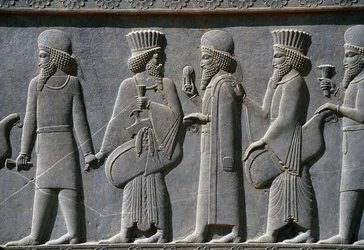 Detail procesního vlysu na východní straně paláce Apadana v Persepolis v Íránu, kolem 518-465 př. n. l. (šedý kámen)