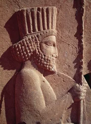 Detail perského vojáka, od reliéfního vlysu na východním schodišti do achajmenského období Apadana (audienční síň), cca 515 př.nl (vápenec)