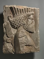 Fragment nástěnné dekorace z paláce Xerxes, Persepolis: "gardista" v procesí, 486-465 př.nl