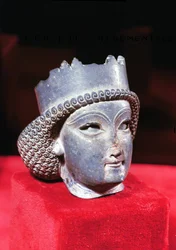Hlava prince, z Persepolis, 5.-4. století před naším letopočtem lapis lazuli viz také 226189