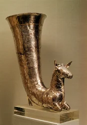 Rhyton v podobě kozorožce, z Íránu (zlato)