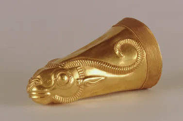 Rhyton ve tvaru hlavy gazely, z Hamadánu, Írán, cca 5. století před naším letopočtem (zlato) (viz také 180380)
