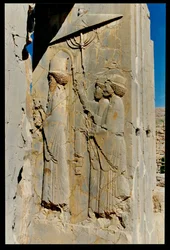 Xerxes (asi 519-465 př. n. l.) a jeho sluhové vstupující do paláce nebo opouštějící palác, úleva od hadišů (Xerxův soukromý palác), asi 480-70 př. n. l.