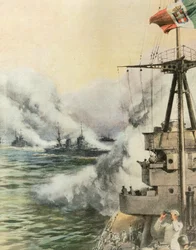 Italský konvoj spatřen nepřátelskými letadly vypouští kouřovou clonu na ochranu lodí, Achille Beltrame (1871-1945), ilustrace z La Domenica del Corriere, 8. srpna