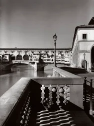 Ponte Vecchio, Florencie, Itálie, kolem roku 1955 (černobílá fotografie)