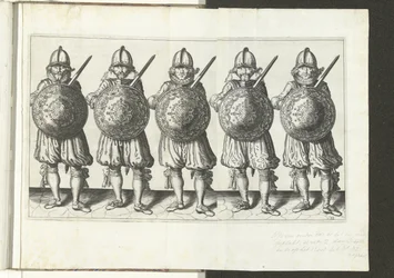 Cvičení Štít a hrot: Pět vojáků stojících vedle sebe v řadě s rapírem v pravé ruce a štítem před hrudníkem (č. 32), 1618 Nassausche Wapen-Handelinge, van Schilt, Spies, Rappier a de Targe: zobrazeno Beyde Figuerlick
