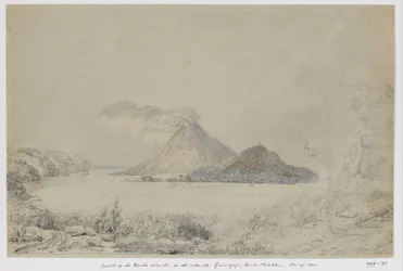 Pohled z Lontaru na Banda Neira a kouřící Gunungapi, Banda Islands, Central Maluku