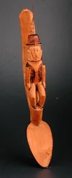Postava evropského muže sedícího na hřídeli lžíce, jihovýchodní Afrika, konec 19. století (dřevo)