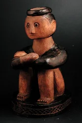 Sedící postava muže s čelenkou, Tsonga, Mosambik, konec 19. století (dřevo)