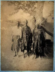 Tři senegalští muži v tradičním oděvu