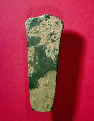 Galské umění: měděná sekera pocházející z doby bronzové, 800 př. Kr. Saint Germain en Laye, Muzeum národní archeologie