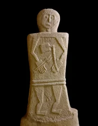 Prehistorické umění: mužská stéla ze Selva di Filetto (Filetto II), doba železná (8.-6. století př. n. l.) Pontremoli, palác Bocconi