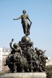 Vůz národa neboli Triumf republiky. Symbol všeobecného volebního práva. Marianne stojí na voze taženém dvěma lvy (symbolem lidové síly) a je obklopena alegoriemi Práce, Spravedlnosti, Míru a Hojnosti. Kolem ní přítomnost c.
