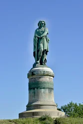 Kolosální socha Vercingetoriga (72-46 př. n. l.), galského vůdce - Vysoká 6,60 m, vztyčená roku 1865 v západní části Mont Auxois (7 m vysoký podstavec od Viollet-le-Duca), Alise-Sainte-Reine, 1865