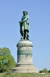 Kolosální socha Vercingetoriga (72-46 př. n. l.), galského vůdce - socha od Aimého Milleta (1819-1891), vysoká 6,60 m, vztyčená roku 1865 v západní části Mont Auxois (7 m vysoký podstavec od Viollet-le-Duca), Alise-Sainte-Reine, 1865