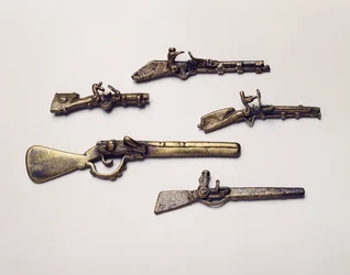 Zlatá závaží odlitá ve tvaru pistolí (mosaz)