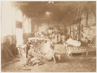 Muži v dílně tvarující plechy mědi pro stavbu sochy svobody, Paříž, 1883