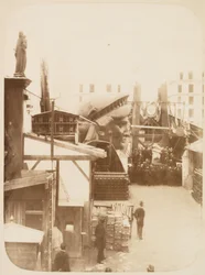 Pohled na vnější prostor dílny Monduit a Bechet, zobrazující hlavu Sochy svobody, Paříž, 1883