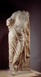 Afrodita u sloupu. Mramorová socha podle Afrodity použité Alkamenem, řeckým sochařem z 5. století př. n. l. Rozměry: 1,18 m. Paříž, Musée du Louvre