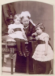 Královna Viktorie se dvěma svými vnoučaty, duben 1886