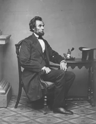 Abraham Lincoln, celovečerní portrét, sedící, 1861
