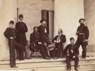Brigádní generál Gustavus A. DeRussy a štáb na schodech Arlington House, Arlington..., květen 1864.