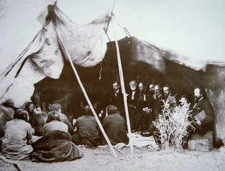 Generál William T. Sherman (1820-91) předsedá smlouvě z Fort Laramie s náčelníkem Red Cloud, duben 1868 (černobílá fotografie)