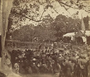 [Grand Army Review, Washington, DC], květen 1865.