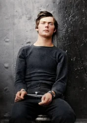 Lewis Powell v poutech na zápěstích na palubě USS Saugus, 1865