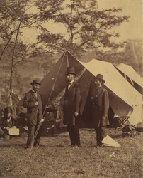 [Prezident Abraham Lincoln, generálmajor John A. McClernand vpravo a E. J...., 4. října 1862.