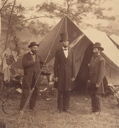 [Prezident Abraham Lincoln, generálmajor John A. McClernand vpravo a E. J...., 3. října 1862.