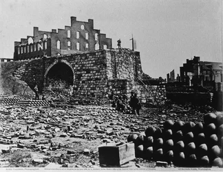 Ruins of an Arsenal, Richmond, Virginia, duben 1863 (albumenový tisk z kolodiového negativu)