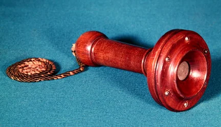 Čtvrtý návrh telefonního sluchátka, 1877 (dřevo)