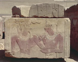 Egypt, Karnak, malovaný reliéf Hatšepsut jako faraona a boha Amona