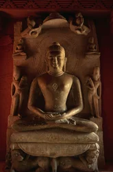 Socha Tirthankara, chrám Jain č. 24, Deogarh, Uttar Pradesh, Indie, 8.–17. století.