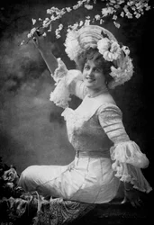 Marie Studholme 1875-1930, anglická divadelní herečka, 1902-1903.