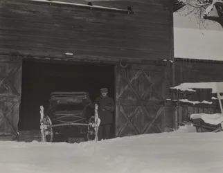 Stodola, kočár a sníh