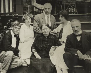 Bez názvu (Stieglitz, Agnes, matka Hedwig, Julius, Selma a Lee na schodech Oaklawn)