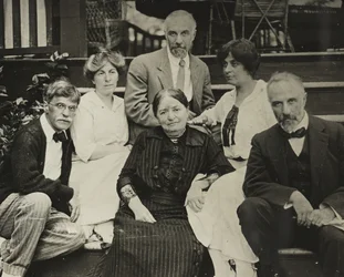 Bez názvu Stieglitz, Agnes, matka Hedwig, Julius, Selma a Lee na schodech Oaklawn, 1910 nebo 1912.