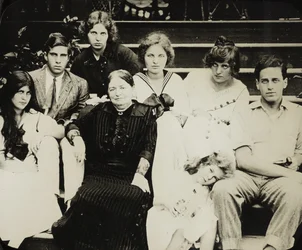 Bez názvu Stieglitzova matka Hedwig s vnoučaty na schodech Oaklawn, c. 1916.